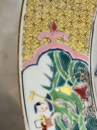 Grand plat en porcelaine de Chine famille rose &agrave; d&eacute;cor d'une sc&egrave;ne de temple et avec huit immortels au contour, Yongzheng