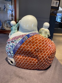 Sculpture de Bouddha en porcelaine de Chine famille rose, marque de Zhu Mao Ji Zao 朱茂記造, R&eacute;publique