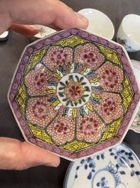 Vier Chinese schotels en drie koppen in blauw-wit, doucai en famille rose porselein, Kangxi en later