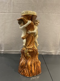 Een Chinese faux-bois exportporseleinen sokkel met twee knapen, Qianlong