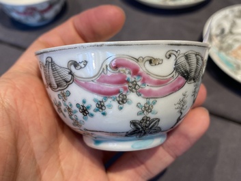 Een paar Chinese famille rose koppen en schotels met tortelduiven, Qianlong