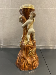 Een Chinese faux-bois exportporseleinen sokkel met twee knapen, Qianlong