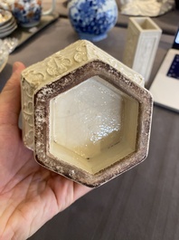 Een Chinese monochrome cr&egrave;mekleurige craquel&eacute; vaas en een penselenbeker met reli&euml;fdecor, Qing