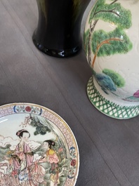 Vier Chinese schotels en drie koppen in blauw-wit, doucai en famille rose porselein, Kangxi en later