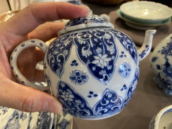 Zeven stukken Chinees blauw-wit porselein, Kangxi/Qianlong