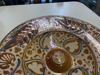 Grand plat hispano-mauresque &agrave; &eacute;mail lustr&eacute; tr&egrave;s brillant &agrave; d&eacute;cor ornemental, Espagne, 16&egrave;me