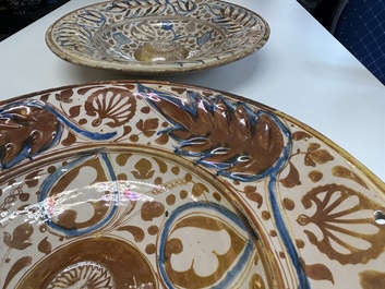 Grand plat hispano-mauresque &agrave; &eacute;mail lustr&eacute; tr&egrave;s brillant &agrave; d&eacute;cor ornemental, Espagne, 16&egrave;me