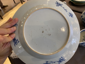 Zeven stukken Chinees blauw-wit porselein, Kangxi/Qianlong