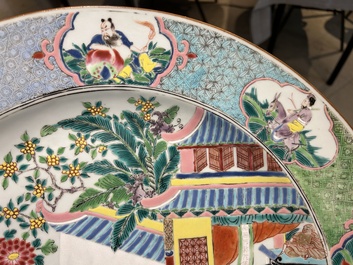 Grand plat en porcelaine de Chine famille rose &agrave; d&eacute;cor d'une sc&egrave;ne de temple et avec huit immortels au contour, Yongzheng