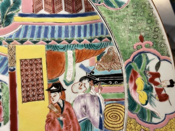 Grand plat en porcelaine de Chine famille rose &agrave; d&eacute;cor d'une sc&egrave;ne de temple et avec huit immortels au contour, Yongzheng