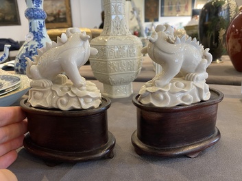 Een paar Chinese Dehua blanc de Chine sculpturen van xiezhi, wellicht Kangxi