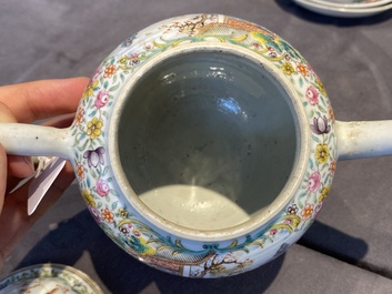 Een fijne Chinese famille rose theepot met mandarijns decor, Qianlong