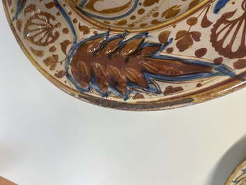 Grand plat hispano-mauresque &agrave; &eacute;mail lustr&eacute; tr&egrave;s brillant &agrave; d&eacute;cor ornemental, Espagne, 16&egrave;me