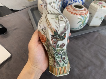 Zes diverse Chinese porseleinen vazen en een dekseldoos, 19/20e eeuw