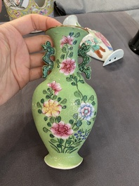 Een opengewerkte Chinese famille rose hoedensteun en twee wandvaasjes, 19/20e eeuw