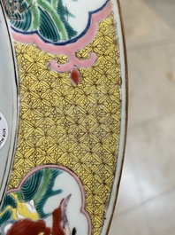 Grand plat en porcelaine de Chine famille rose &agrave; d&eacute;cor d'une sc&egrave;ne de temple et avec huit immortels au contour, Yongzheng
