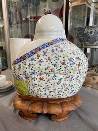 Sculpture de Bouddha en porcelaine de Chine famille rose sur socle en bois, marque de Zhu Mao Ji Zao 朱茂記造, R&eacute;publique