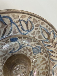Grand plat hispano-mauresque &agrave; &eacute;mail lustr&eacute; &agrave; d&eacute;cor ornemental, Espagne, 16&egrave;me
