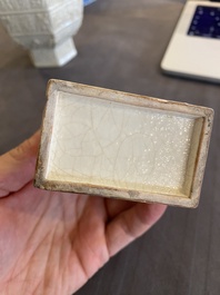 Een Chinese monochrome cr&egrave;mekleurige craquel&eacute; vaas en een penselenbeker met reli&euml;fdecor, Qing