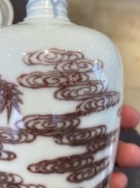 Een Chinese koperrode 'draken' vaas op houten sokkel, Kangxi merk, 19/20e eeuw