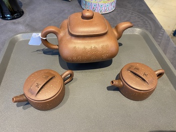Drie Chinese Yixing steengoed theepotten met deksels, Republiek