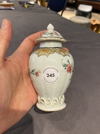 Een Chinese famille rose theebus met een vogel op een rots, Yongzheng