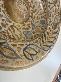 Grand plat hispano-mauresque &agrave; &eacute;mail lustr&eacute; &agrave; d&eacute;cor ornemental, Espagne, 16&egrave;me