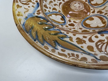 Grand plat hispano-mauresque &agrave; &eacute;mail lustr&eacute; tr&egrave;s brillant &agrave; d&eacute;cor ornemental, Espagne, 16&egrave;me