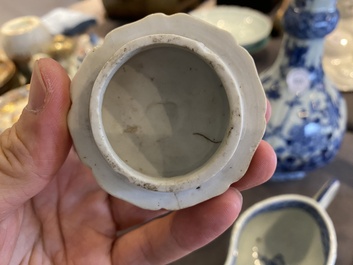 Zeven stukken Chinees blauw-wit porselein, Kangxi/Qianlong