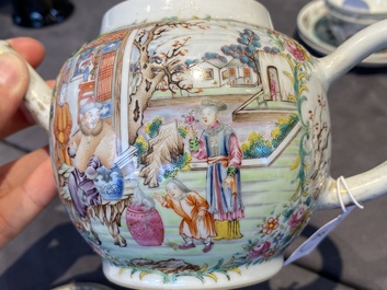 Een fijne Chinese famille rose theepot met mandarijns decor, Qianlong