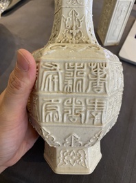 Een Chinese monochrome cr&egrave;mekleurige craquel&eacute; vaas en een penselenbeker met reli&euml;fdecor, Qing