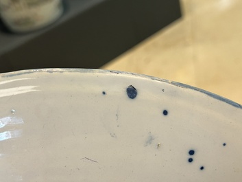 Plat en fa&iuml;ence de Delft en bleu et blanc &agrave; d&eacute;cor de V&eacute;nus, fin du 17&egrave;me