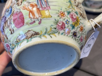 Een fijne Chinese famille rose theepot met mandarijns decor, Qianlong