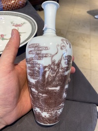 Een Chinese koperrode 'draken' vaas op houten sokkel, Kangxi merk, 19/20e eeuw