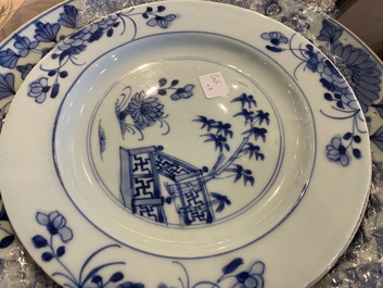 Zeven stukken Chinees blauw-wit porselein, Kangxi/Qianlong
