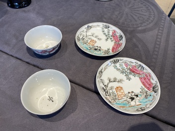 Een paar Chinese famille rose koppen en schotels met tortelduiven, Qianlong
