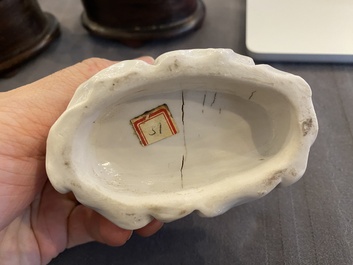 Een paar Chinese Dehua blanc de Chine sculpturen van xiezhi, wellicht Kangxi