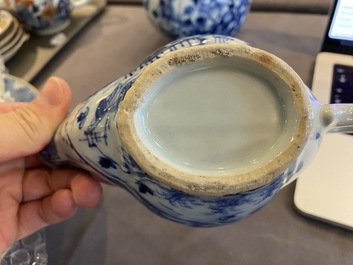 Zeven stukken Chinees blauw-wit porselein, Kangxi/Qianlong