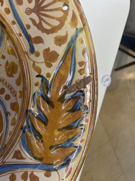 Grand plat hispano-mauresque &agrave; &eacute;mail lustr&eacute; tr&egrave;s brillant &agrave; d&eacute;cor ornemental, Espagne, 16&egrave;me