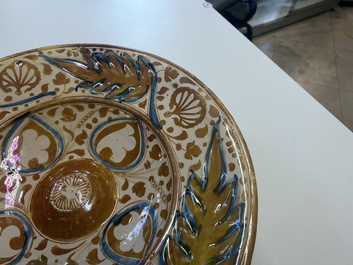 Grand plat hispano-mauresque &agrave; &eacute;mail lustr&eacute; tr&egrave;s brillant &agrave; d&eacute;cor ornemental, Espagne, 16&egrave;me