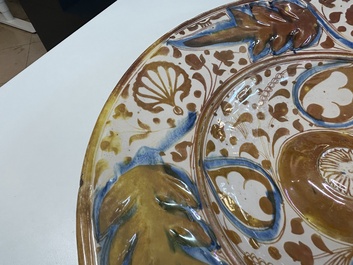 Grand plat hispano-mauresque &agrave; &eacute;mail lustr&eacute; tr&egrave;s brillant &agrave; d&eacute;cor ornemental, Espagne, 16&egrave;me