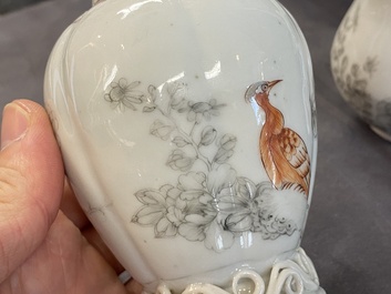 Een Chinese ijzerrode en grisaille theebus en melkkan met fijn decor van fazanten, Yongzheng
