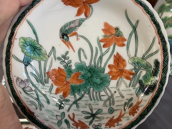 Trois tasses et soucoupes en porcelaine de Chine famille verte sur fond caf&eacute; au lait de style Kangxi, marque au lapin, 19&egrave;me