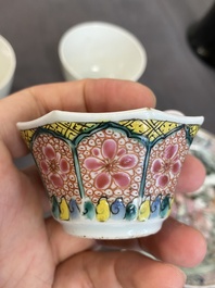 Vier Chinese schotels en drie koppen in blauw-wit, doucai en famille rose porselein, Kangxi en later