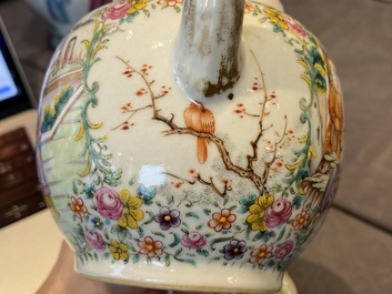 Een fijne Chinese famille rose theepot met mandarijns decor, Qianlong