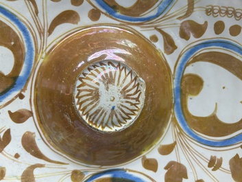 Grand plat hispano-mauresque &agrave; &eacute;mail lustr&eacute; tr&egrave;s brillant &agrave; d&eacute;cor ornemental, Espagne, 16&egrave;me