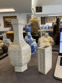 Een Chinese monochrome cr&egrave;mekleurige craquel&eacute; vaas en een penselenbeker met reli&euml;fdecor, Qing
