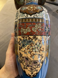 Drie paar Japanse cloisonn&eacute; vazen, Meiji, 19/20e eeuw