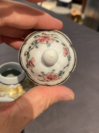 Een Chinese famille rose theebus met een vogel op een rots, Yongzheng