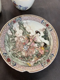 Vier Chinese schotels en drie koppen in blauw-wit, doucai en famille rose porselein, Kangxi en later